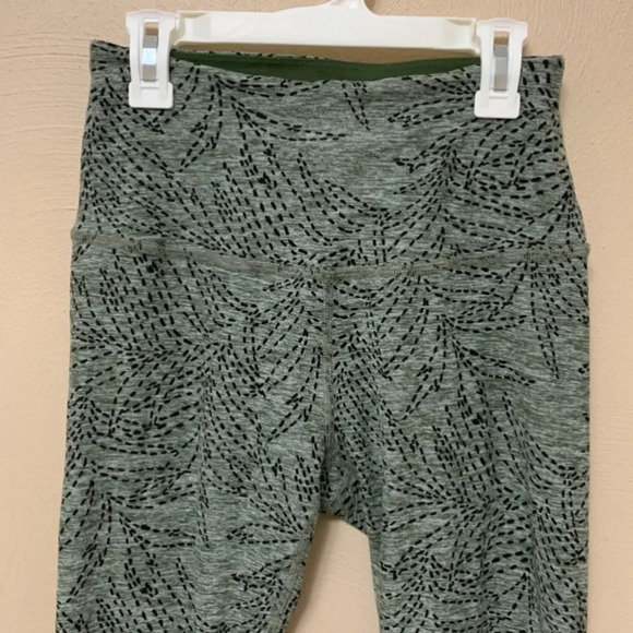 Beyond Yoga Jungle Fern Spacedye Capri Legging Size Medium - Picture 2 of 6